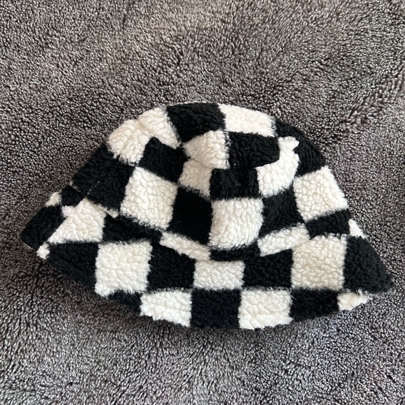 🏁 Sherpa Checkered Bucket Hat 🏁 - Picture 3 of 5